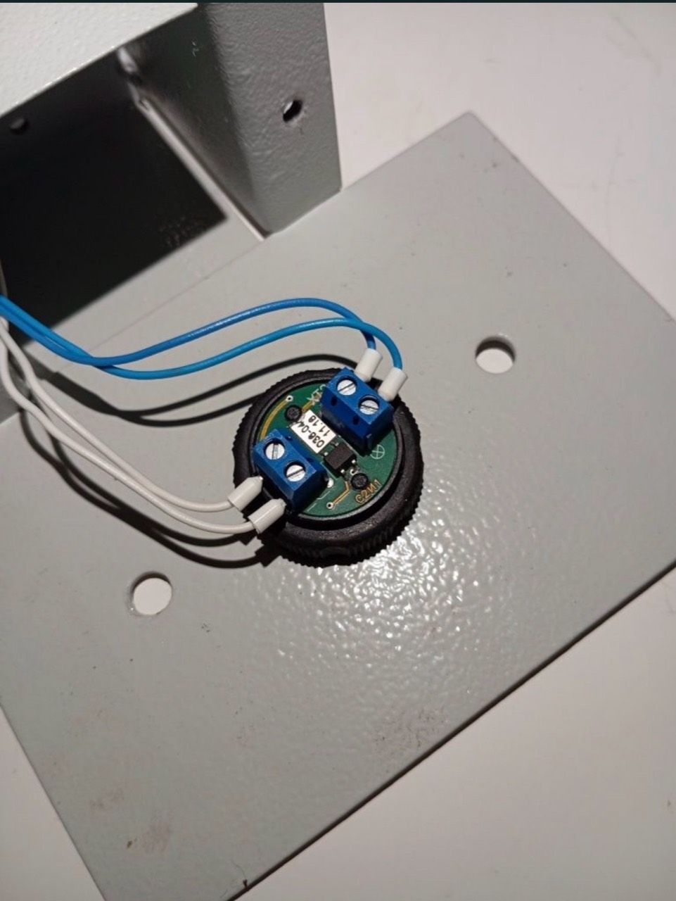 Parallel connection behind the original button